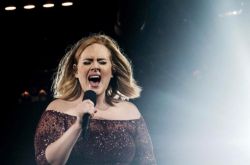 阿黛尔憔悴近照曝光 双颊凹陷瘦得太厉害了