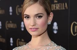 莉莉詹姆斯胸围暴涨 一夜之间从飞机场到D球