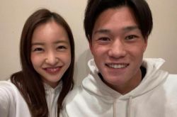 板野友美嫁小6岁老公 怀孕宝宝秋天报道