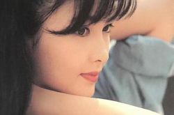 周慧敏完美侧颜依然仙气十足 冻龄有术美貌不输当年