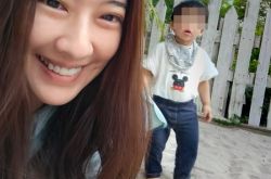 周采诗被打送医眼角膜破裂