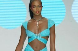 50岁黑珍珠娜奥米·坎贝尔报喜升格人母