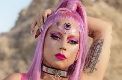 Lady Gaga透露19岁遭性侵导致意外怀孕悲惨遭遇