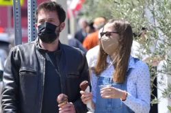 本阿弗莱克女儿长大了 身高快接近192cm的老爸