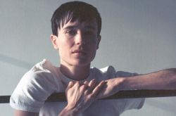 艾略特·佩吉平胸手术后首露身腹肌  变男人成功啦