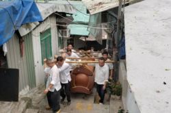 赌王何鸿燊今下葬 家族全员细雨送灵