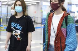 钟欣潼便装现身机场 30万钻石手镯低调抢镜