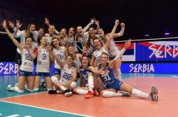 塞尔维亚女排球员做咪咪眼种族歧视道歉怎么回事