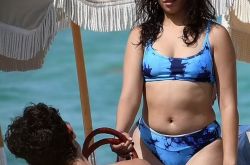 女神卡米拉海滩秀真实身材曝光