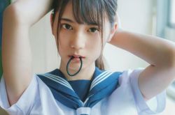 18岁小坂菜绪出首本写真集 破同门女神纪录