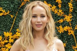 影后詹妮弗怀孕了吗？爆凸肚遮不住扣子被撑爆