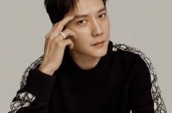 冯绍峰离婚后近况曝光 瘦一圈眼袋明显老了