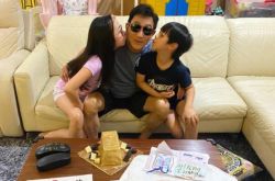 吴尊75岁爸爸曝光 高颜值身材精实像兄弟