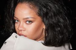 蕾哈娜品牌推超辣健身裤 怎么深蹲还真有人买