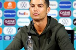 C罗拿掉可口可乐热议 呼吁大家健康饮食