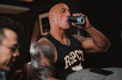 巨石强森肌肉怎么练的 改造刺青秀巨臂