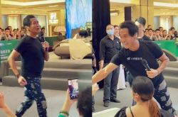 61岁齐秦大肚子现行 商演4首歌价码曝光