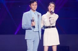 袁咏仪曝14岁帅儿正脸 腿细太瘦了吧