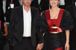 巩俐老公获颁法国荣誉军团勋章 看不出已经72岁了