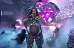 卡迪B晒辣照宣布怀第2胎 挺巨肚飙唱不在话下