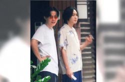 许含光抽烟被曝光 与饶舌歌手路边闲聊