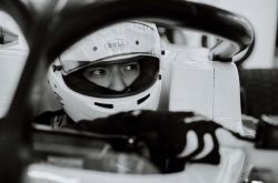 吴亦凡赛车被曝光 粉丝潜入合照曝光