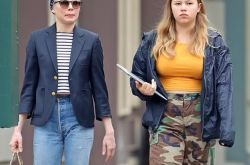 希斯莱杰女儿15岁了 长残了跟妈妈一起颠倒关系