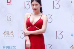 鸡排妹牵手捏臀出轨保时捷男 同进饭店过一夜不知当小三