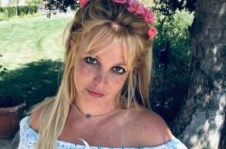 布兰妮手捧双球解放上空照 粉丝秒懂背后含义