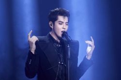 吴亦凡遭爆染毒 眼神涣散诡异摇头画面疯传