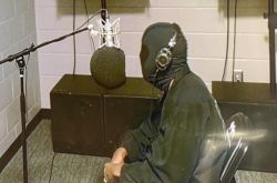 坎爷坎耶·维斯特关起来做音乐 24小时全程直播