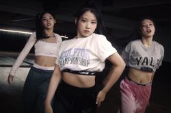 JYP新女团面纱揭开 露纤腰火辣热舞