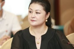 于月仙撞骆驼车祸身亡 80岁母被瞒4天看电视才知噩耗