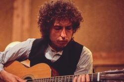 鲍勃·迪伦控下药硬上妇女 泪诉至今身心受创