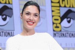 盖尔加朵镜头前解放上衣后台泄母爱 产后神复出