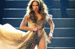 詹妮弗·洛佩兹走秀贵气亮相 露标签价格尴尬了