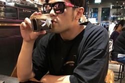 周杰伦喝咖啡爆粗口 林俊杰回忍一下粉丝笑了