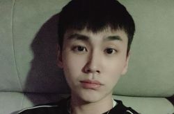 郑镒勋穿囚服开庭 抗议关2年太多写信求助