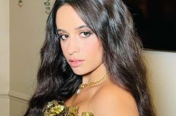 卡米拉有男友还不够 秀好身材蜜桃臀