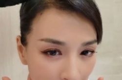 51岁张庭镜头前当场卸妆素颜惊到了