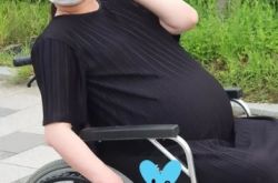 黄信英怀3胞胎体重飙破100KG 肚子大到靠轮椅代步