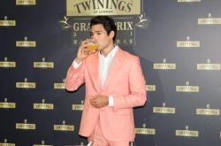 凤小岳痛失第二胎 首露面心疼老婆经历生死