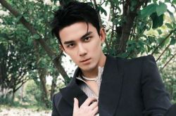 吴磊秀腹肌 胸口被打码粉丝笑了