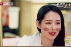 郭碧婷素颜抱孩现身 向佐心疼她放弃很多工作