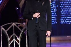 张学友隔20年为港姐决赛开唱 连飙4金曲变演唱会