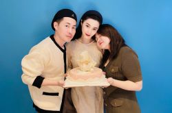 范冰冰过40岁生日神冻龄 罕见曝1家3口合照