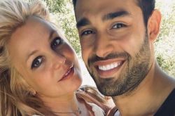 布兰妮没签婚前协议就订婚？六千万财产恐对半分老公