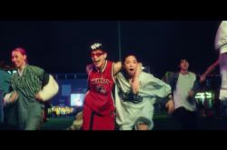 王嘉尔新团MV邀超大咖韩女团成员 当临演露脸2秒粉丝疯了