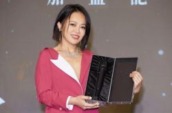 戴爱玲深V裸背卖身华纳 43岁单身3年不排斥当现成小妈