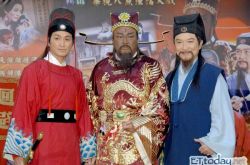 何家劲消失演艺圈8年成CEO 工厂招工引争议